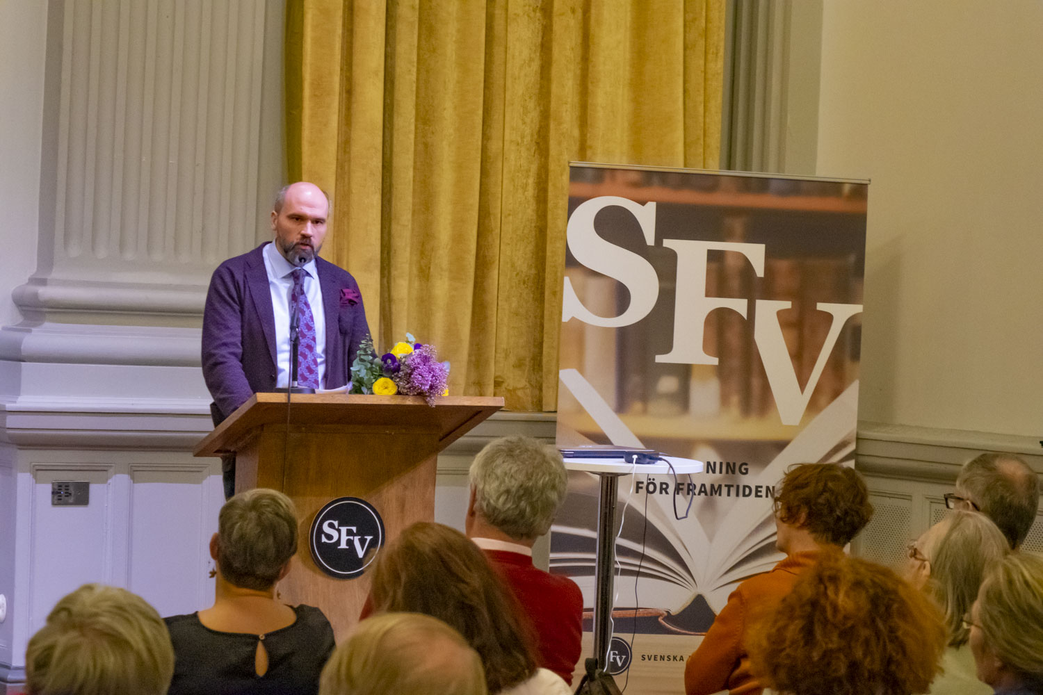 Wilhelm Kvist talar under SFV:s och Publicistförbundets seminarium efter att ha mottagit Topeliuspriset
