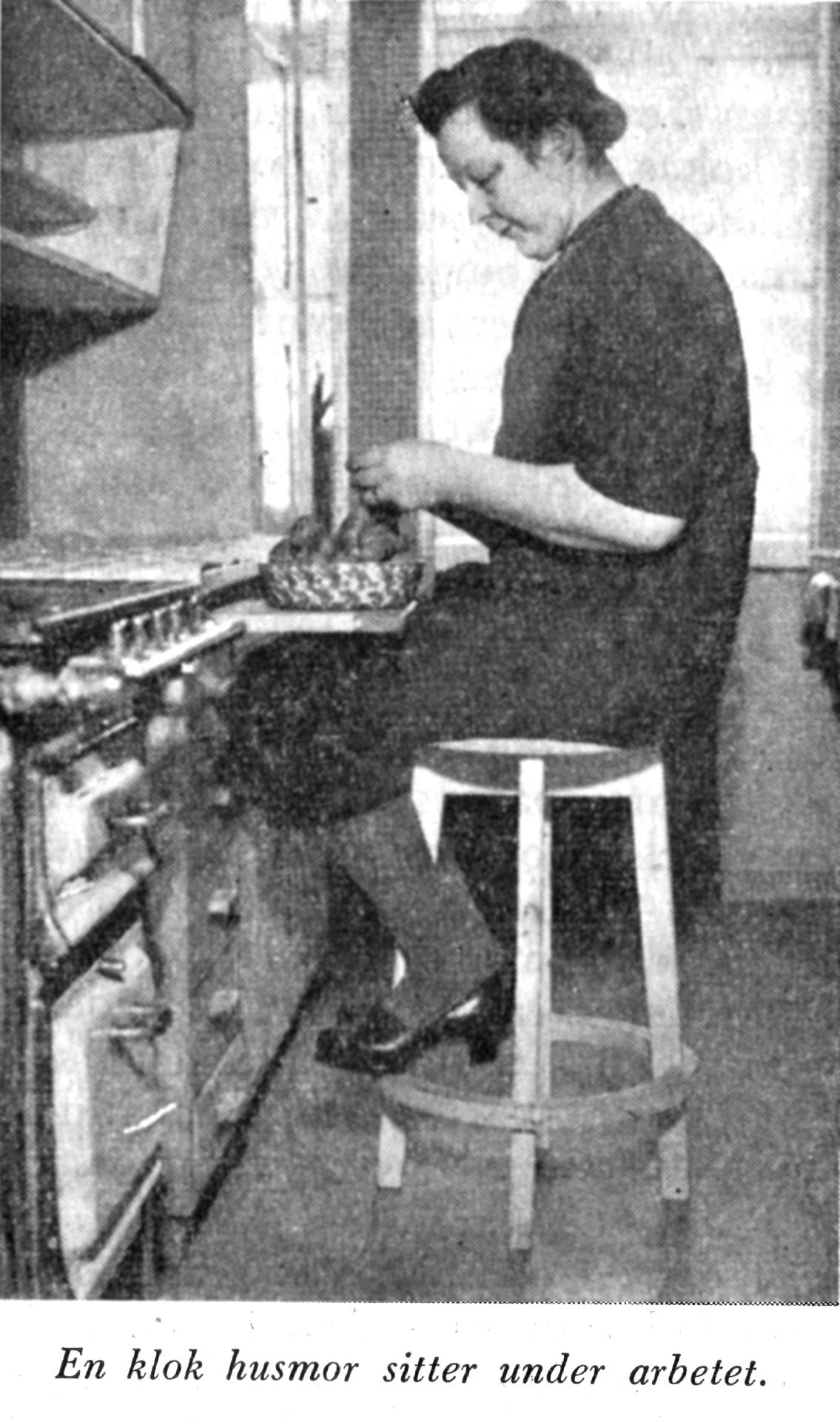 Bilden är en kopia av en svartvit bild av en kvinna som sitter och skalar potati i ett kök. Under bilden står "En klok husmor sitter udner arbetet."