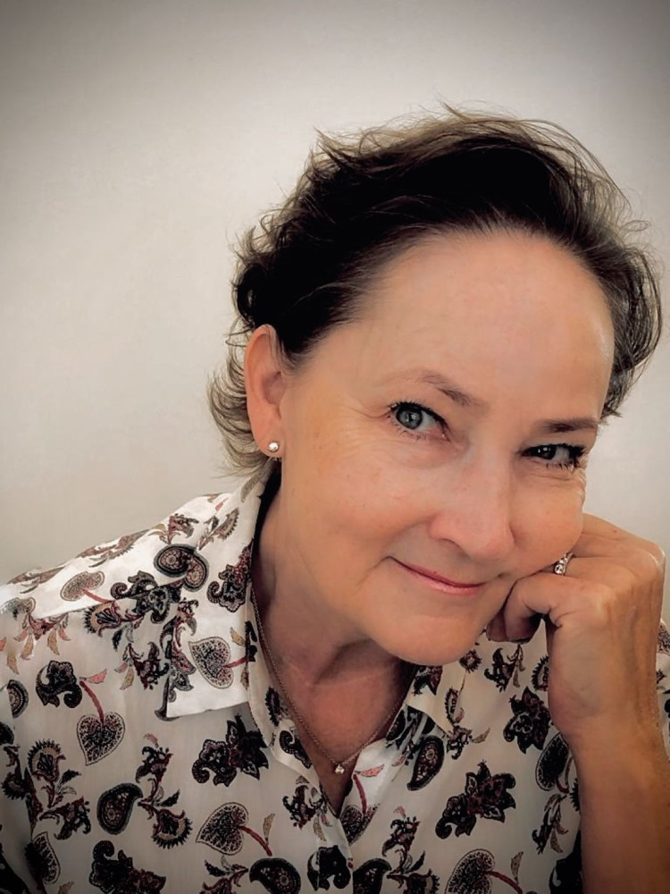 På bilden syns en kvinna i äldre medelåldern vid namn Viveka Zetterborg-Leppänen. Hon coachar i ledarskap. Hon har kort mörkt lockigt hår, pärlörhängen och ljusrött läppstift. HOn tittar rakt in i kameran och ser allvarlig ut. Hon lutar huvudet mot ena handen. Det är en närbild där man bara ser lite av hennes vita skjortblus som har ett paisleymönster i svart och rosa. Bakgrunden är gråvit.