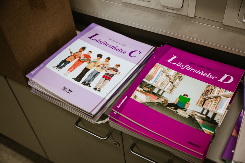 På bilden syns högar av tunna böcker med titeln Läsförståelse på.