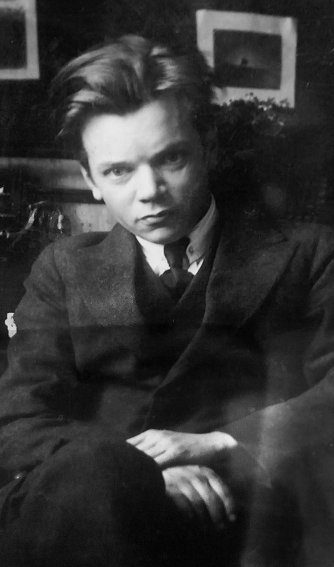 Tito Ciolliander som ung man på 1920-talet. Han tittar in i kamerna, sitter i en fåtölj.