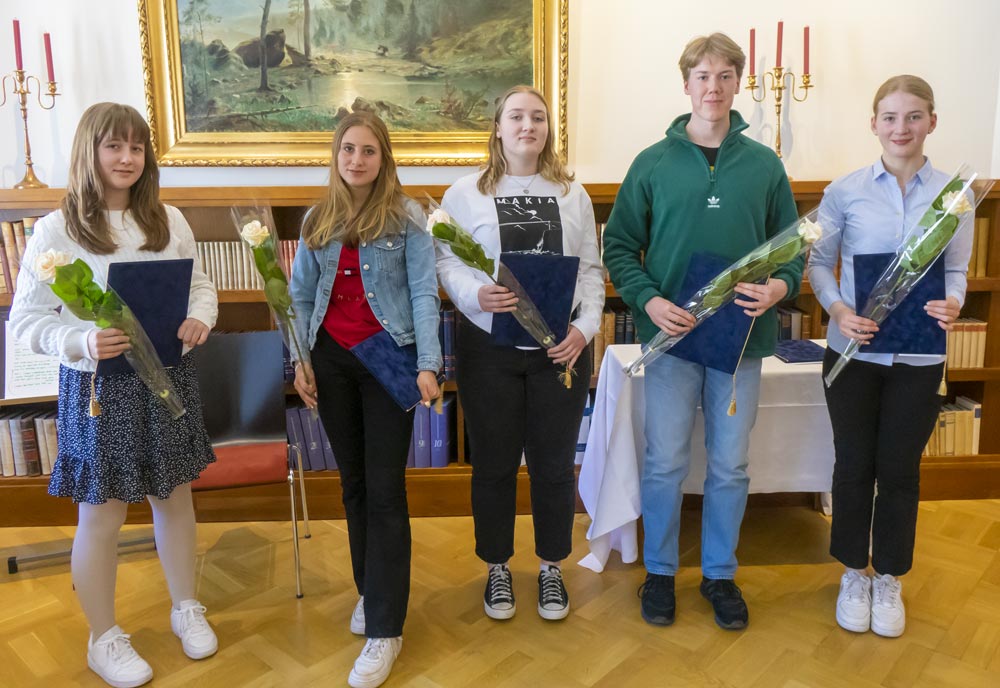 Pristagarna i Svensklärarnas och SFV:s uppsatstävling med blommor och diplom i handen.