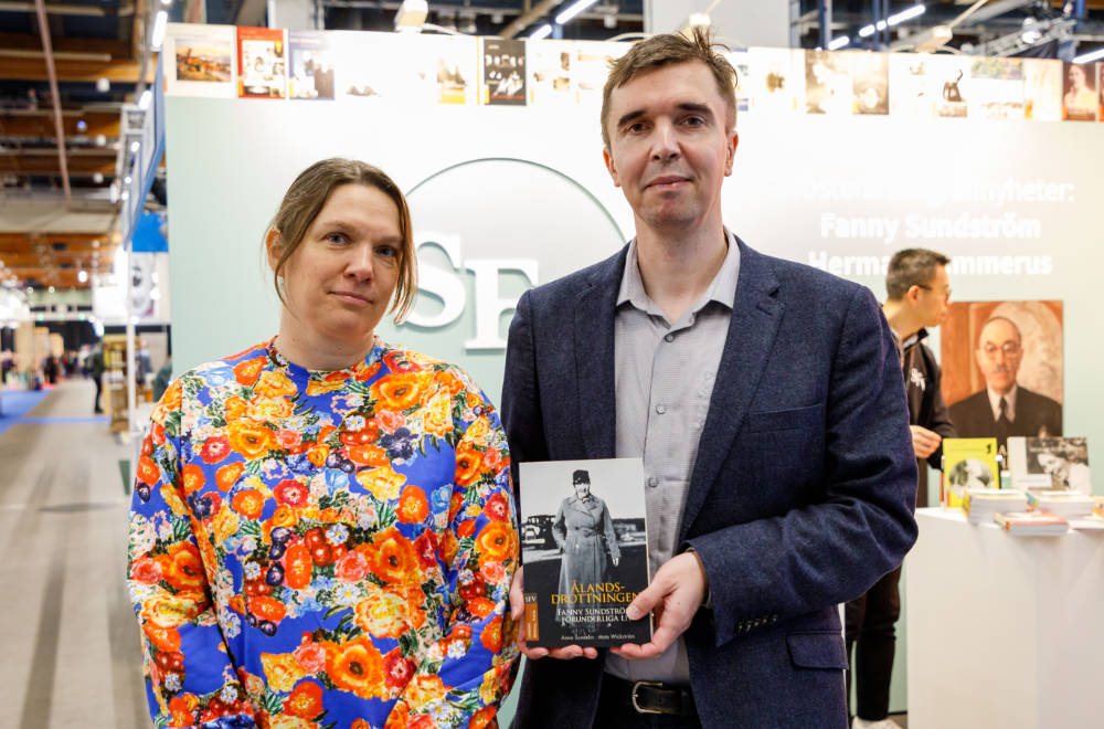 Anna Sundelin och MAts Wickström på bokmässan i Helsingfors. Mats håller i biografin över Fanny Sundeström