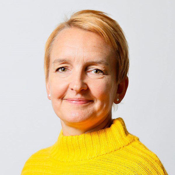 På bilden syns en kvinna vid namn Bodil Monthén-Kettunen. Hon har kort ljust hår och tittar rakt in i kameran. Det är en porträttbild så man ser bara axlarna, som är klädda i en knallgul tröja.