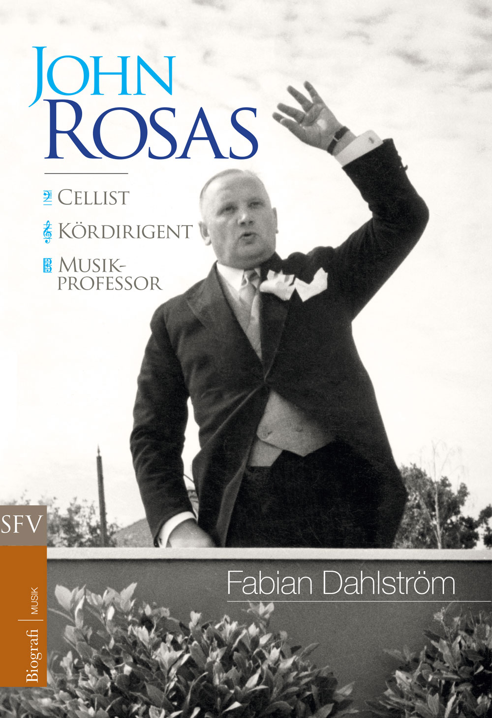 Pärmen till John Rosas-biografin visar John Rosas i dirigenttagen bakom ett utomhuspodium.