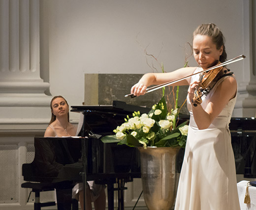 Sonja Fräki, piano och Annemarie Åström, violin