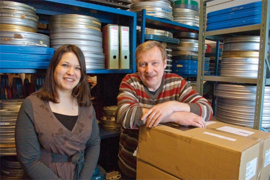 Mikaela Westerlund och Dag Andersson bland filmkanistrar