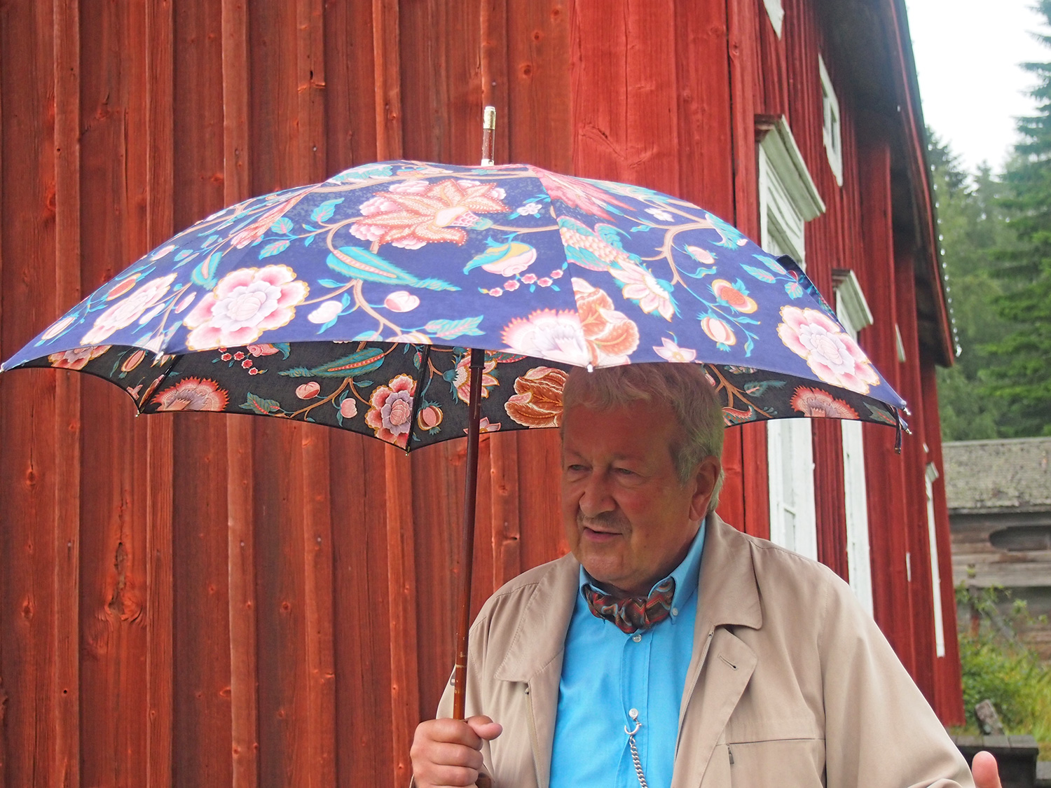 Bo Lönnqvist med paraply