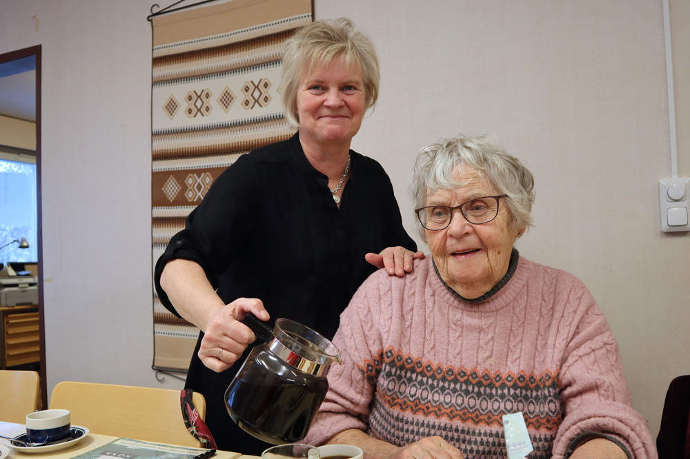 Synskadeföreningens verksamhetsledare Ann-Sofie Grankulla serverar kaffe åt Anna Segervall.