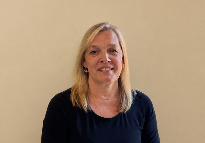 På bilden syns en medelålders kvinna vid namn Marianne Pärnänen. HOn har blont axellångt hår som är utslaget. Hon har en mörkblå blus. Hon tittar rakt in i kameran och ler halvt. Bakgrunden är ljust orange.
