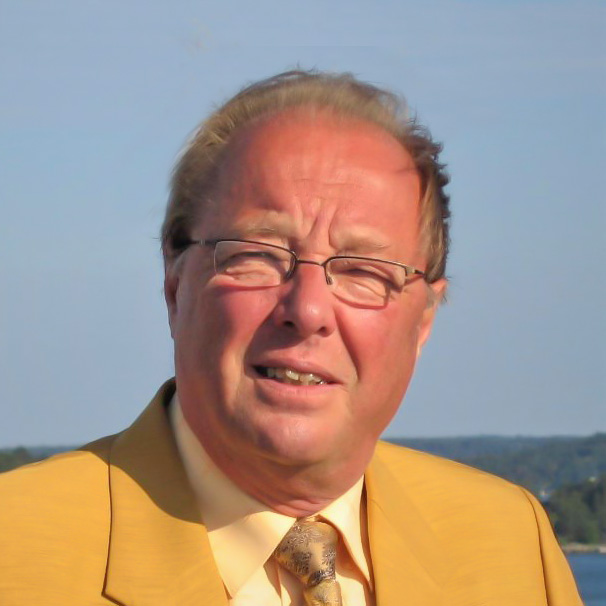 Rolf Björkell på en blåsig strand
