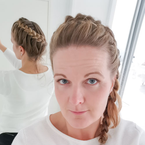 Anni Ekström har tagit en selfie, på spegeln makom henne ser man henne bakifrån