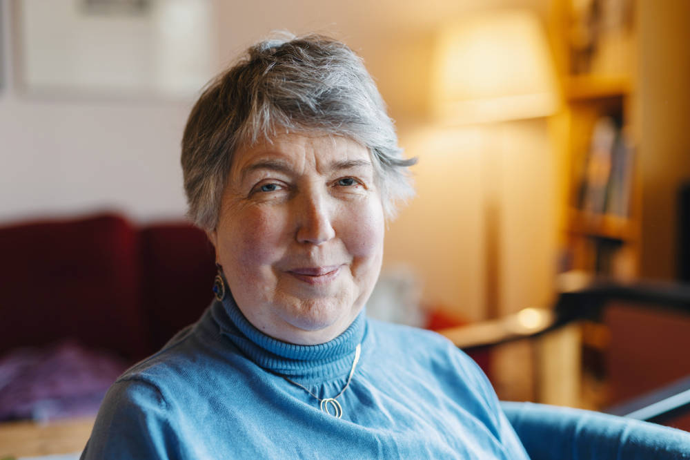 Hanna Lehti-Eklund är fotograferad i en mysig miljö. Hon ler mot kameran.